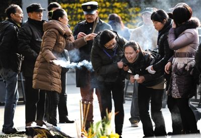昨日，上海，外灘踩踏事件遇難者家屬來到事發(fā)地獻花祭奠。