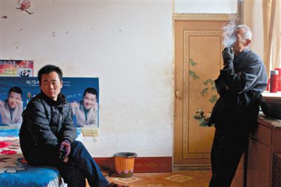父親抽煙，兒子不語。逃跑的越南新娘，給袁迎賓父子帶來的是失落。新京報(bào)記者