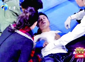 天津衛(wèi)視一檔明星真人秀娛樂節(jié)目中，海南省武術(shù)協(xié)會(huì)副秘書長楊成章被打倒在地，表情痛苦。