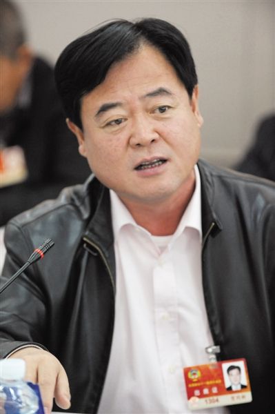 　政協(xié)委員、中國通用技術(shù)集團(tuán)董事長賀同新稱，按照2014年的數(shù)字，他的薪水下降了近50%。圖/CFP