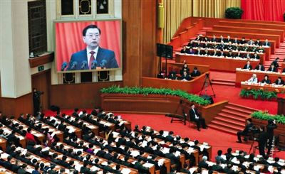 十二屆全國(guó)人大三次會(huì)議舉行第二次全體會(huì)議，全國(guó)人大常委會(huì)委員長(zhǎng)張德江作全國(guó)人大常委會(huì)工作報(bào)告。