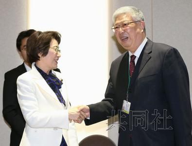 3月15日下午，日本防災擔當相山谷惠理子與中國民政部長李立國（右）會談。