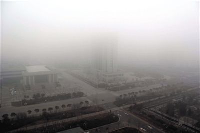 昨日，連云港市贛榆區(qū)14層高樓上拍攝的大霧天氣。當(dāng)日，江蘇省多地出現(xiàn)大霧天氣。新華社發(fā)