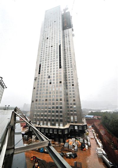 湖南遠大可建公司采取模塊化建造技術(shù)建造的57層高樓施工現(xiàn)場。新華社發(fā)