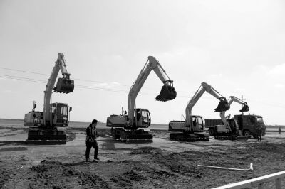 　北京現(xiàn)代滄州工廠開工儀式上，多臺(tái)挖掘機(jī)齊鳴。京華時(shí)報(bào)記者譚青攝