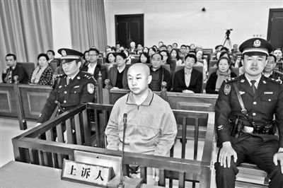 4月14日，趙志紅（前中）在庭審現(xiàn)場 供圖/新華社