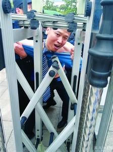 律師王甫在試圖跑進(jìn)衡陽中院大門時(shí)被圍攻者阻止，西服和襯衣被撕爛。