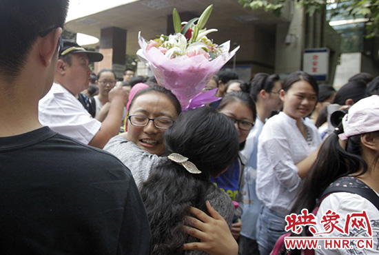 沖向你，給你一個(gè)深情的擁抱。