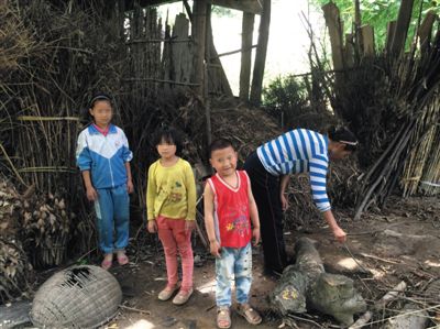 羅梅和她的三個(gè)孩子。中間兩個(gè)孩子為羅梅夫婦在逃亡途中所生。新京報(bào)記者 蕭輝 攝