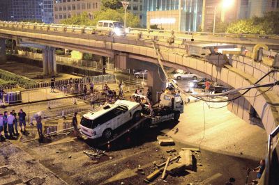 路虎車被扶正后，救援車將其拖離現(xiàn)場。