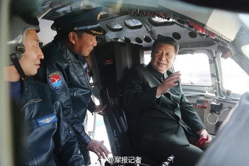 2015年2月16日，習(xí)近平登上戰(zhàn)機(jī)，坐進(jìn)駕駛艙，了解裝備性能，體驗(yàn)操作使用。
