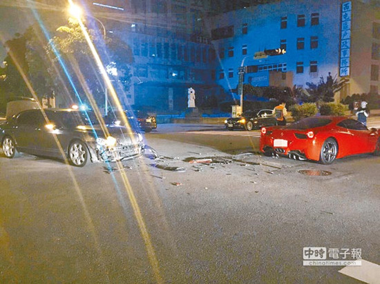 圖為車號8889的法拉利（右）和車號9888的賓利車（左）發(fā)生擦撞，法拉利車身嚴重損毀。