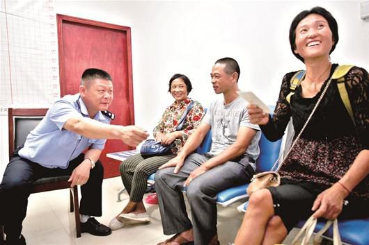 在民警的幫助下，流浪婦女右一與親人相聚