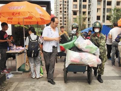 9月8日，天津濱海海港城小區(qū)，武警幫助居民搬東西。