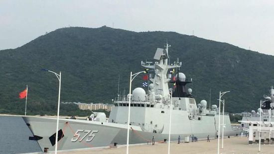 中國(guó)海軍艦艇編隊(duì)12日上午從三亞起航，參加“和平友誼-2015”中馬兩軍首次實(shí)兵聯(lián)演。