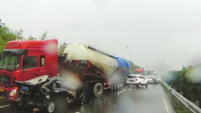 西攀高速公路追尾事故現(xiàn)場。