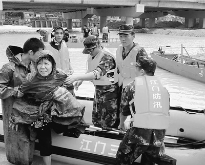 5日，廣東江門市邊防官兵解救被洪水圍困的群眾。 廖 鍵攝（人民視覺）
