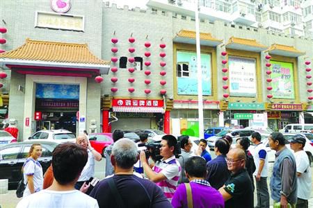 青島宰客海鮮店成“景點(diǎn)”，游人“參觀”拍照。