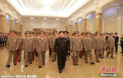 資料圖：朝鮮最高領(lǐng)導(dǎo)人金正恩此前參謁錦繡山太陽宮的情景。