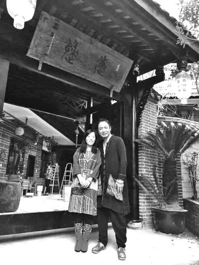 顧少強(qiáng)和丈夫在自己的客棧前合影,作為結(jié)婚照。照片由受訪者提供