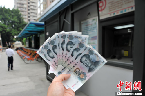 “如果是千元左右的跨行轉(zhuǎn)賬，都會先充值到支付寶，然后再轉(zhuǎn)到相應(yīng)銀行賬戶中”，肩負(fù)3000多元月供的北京白領(lǐng)小李告訴中新網(wǎng)記者，這樣操作起來方便、省時(shí)，還免去下載好幾個(gè)銀行客戶端的麻煩。