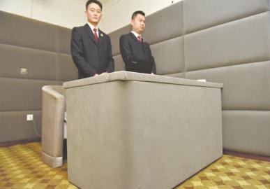 審訊室、居住室內(nèi)的桌椅板凳都進(jìn)行了軟包。