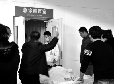 在寧夏醫(yī)科大學(xué)總醫(yī)院，一名傷者被緊急送往超聲室檢查。
