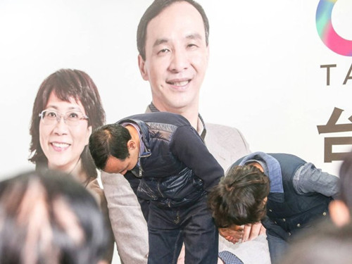 國(guó)民黨明天下午將召開(kāi)臨時(shí)中常會(huì)，決定由誰(shuí)擔(dān)任代理主席。圖為朱立倫與王如玄上午到競(jìng)選總部，向支持自己競(jìng)選的志工們一一致意，感謝他們的陪伴。圖片來(lái)源：臺(tái)灣《聯(lián)合報(bào)》