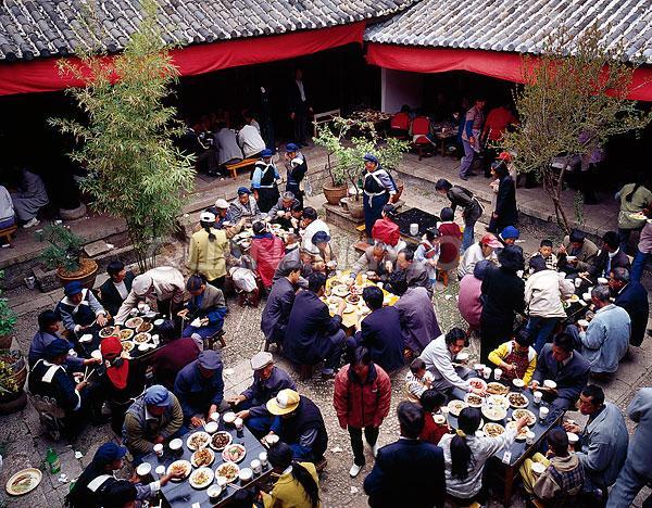 貴州畢節(jié)織金縣板橋鄉(xiāng)政府公職人員在整頓村民亂辦酒席時，雙方發(fā)生沖突并互有出手。