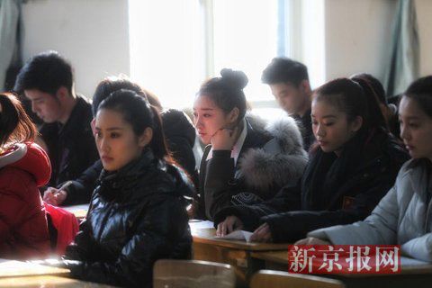 主持系考生正在備考區(qū)等待考試。