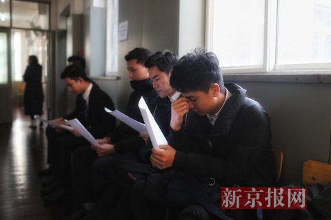 主持系考生正在備考區(qū)等待考試。