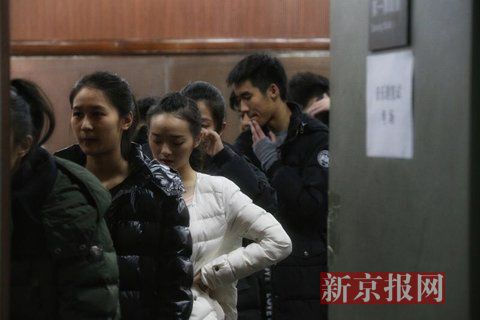 音樂劇系考生在備考區(qū)域等待考試。新京報記者 周崗峰 攝