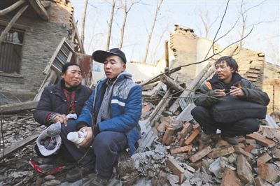 2014年1月，取保候?qū)彽乃螤?zhēng)光和父母看著殘敗的房子，默默流淚