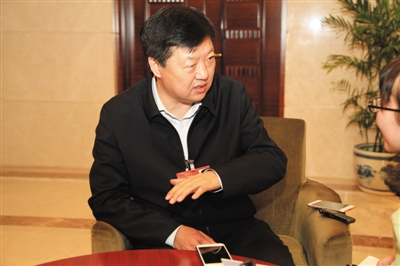 昨日下午，全國(guó)人大代表、哈爾濱市長(zhǎng)宋希斌在駐地接受新京報(bào)記者專訪。張磊 攝