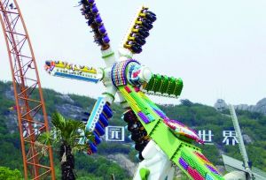 3月28日零點(diǎn)剛過(guò)幾分鐘，上海迪士尼6月16日開園日的門票就宣告售罄，巨大的訪問(wèn)量一度導(dǎo)致票務(wù)系統(tǒng)出現(xiàn)間歇性故障，被網(wǎng)友調(diào)侃“激烈程度堪比春運(yùn)”。網(wǎng)上甚至有“黃?！睂⒁粡堥_園門票炒到幾千元。