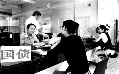 由于網(wǎng)銀和柜臺同時開售，部分銀行網(wǎng)點甚至來不及賣出一筆就發(fā)現(xiàn)額度全部被搶光供圖/視覺中國