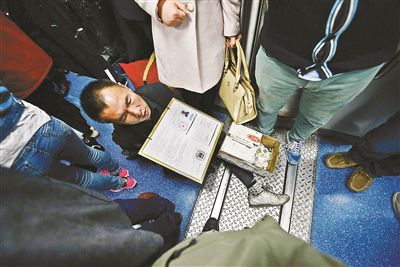 在賣藝時(shí)，李大鵬會(huì)把判決結(jié)果掛在胸前