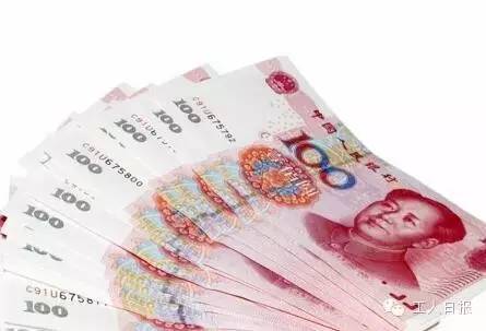 按照4月1日起上海執(zhí)行的月最低工資標(biāo)準(zhǔn)2190元計(jì)算，勞動(dòng)者在5月1日當(dāng)天加班，每天的加班工資至少有302元。如果3天都加班、不調(diào)休，加班工資至少有704元。