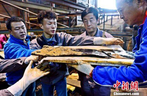 圖為南昌西漢海昏侯墓主槨室考古發(fā)掘現(xiàn)場出土了一組漆器“屏風(fēng)”。　郭晶 攝