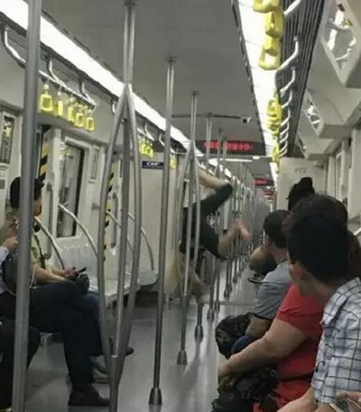 女子在地鐵上跳鋼管舞。
