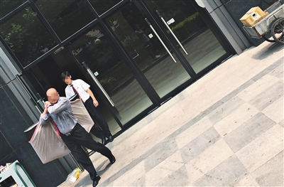 昨日11時許，新華聯(lián)國際公寓門口，一男子將電視等賭具轉移，后被警方控制