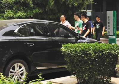 昨日下午，北京警方從新華聯(lián)國際公寓內帶出一名男子