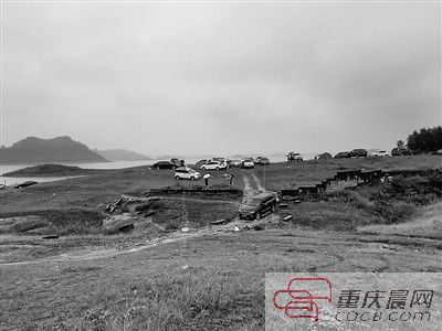 10日，約30輛自駕車被困在長(zhǎng)壽湖的這片湖灘上。
