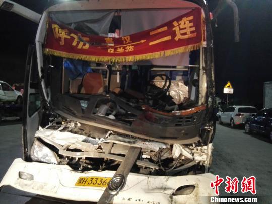 圖為載客大巴車，受損嚴重。