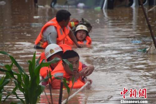 資料圖：6月20日，貴州省黔西南州暴雨成災。圖為消防員抗洪救人?！∏髂舷?攝