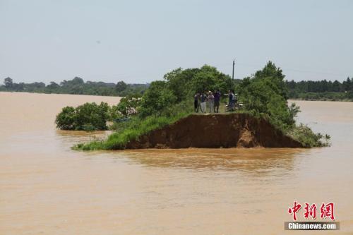 資料圖：6月21日，江西鄱陽縣濱田水庫泄洪道河堤(濱田河)潰口現(xiàn)場。 王劍 攝