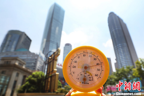 7月26日中午12點(diǎn)39分，南京街頭高溫逼人，用溫度計(jì)測(cè)量的實(shí)時(shí)溫度超過(guò)40攝氏度。 中新社記者 泱波 攝