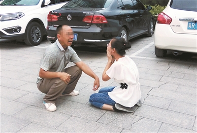 一位來(lái)自山西的父親，在燕郊找到陷入傳銷組織的女兒，當(dāng)街痛哭，求女兒回家