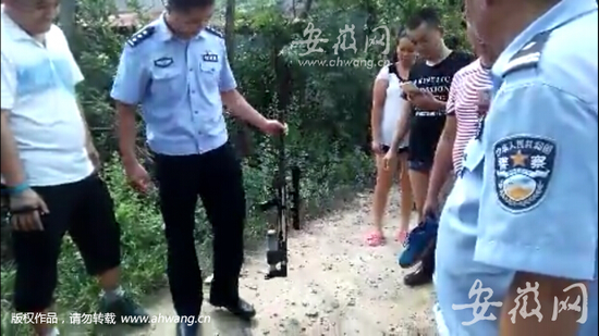 警方在案發(fā)地附近找到的槍支。