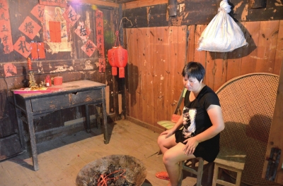 邱巧媚經常一個人坐在屋里發(fā)呆。本版圖片京華時報記者 韓林君 攝